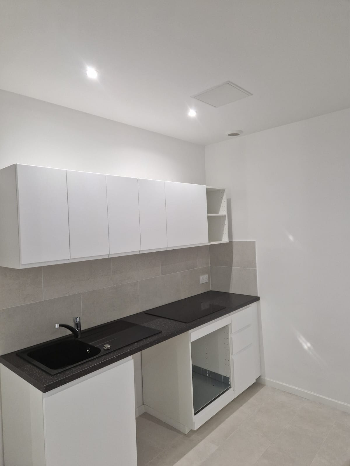 Cuisine en train d'être montée - Travaux VS Artisan Paris