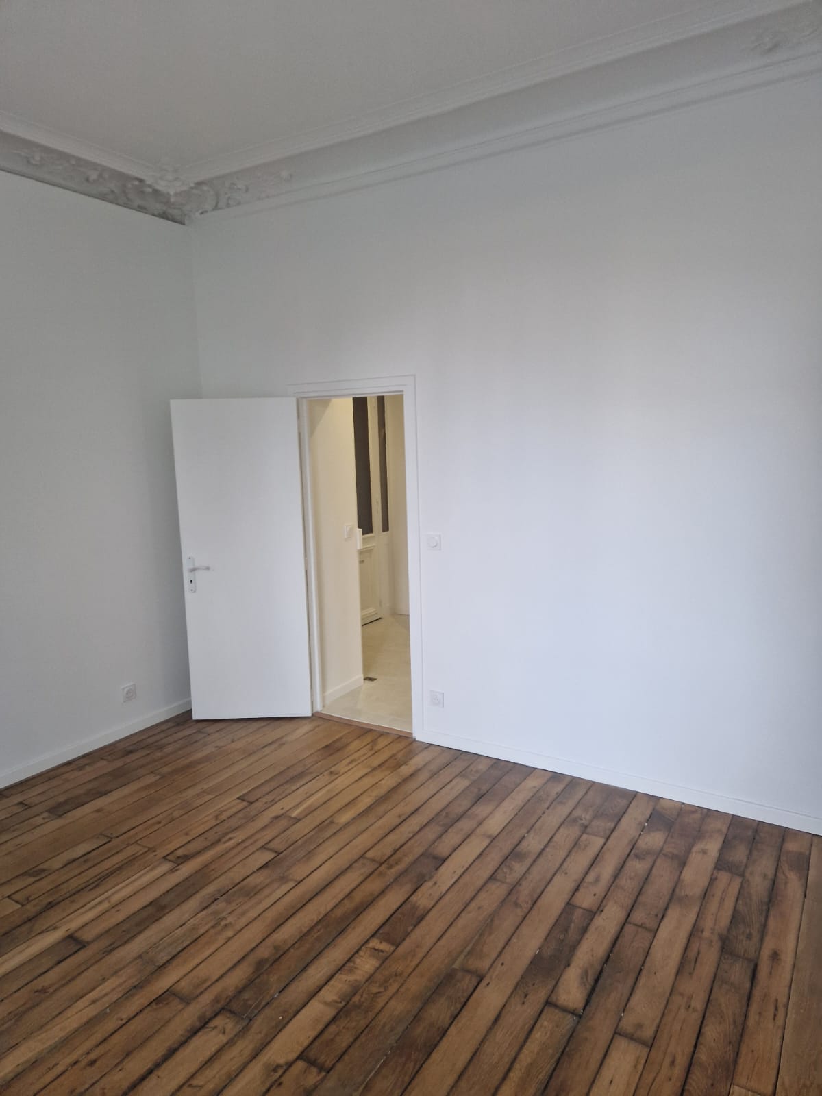 Pièce rénovée avec parquet et peinture blanche - VS Artisan Paris